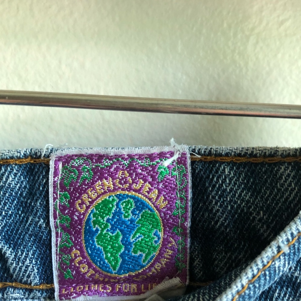 Vintage 90s Levi’s rhinestone embellished distressed denim shorts - Picture 4 of 10